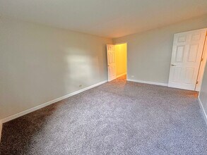 8 Gant Cir in Streamwood, IL - Building Photo - Building Photo