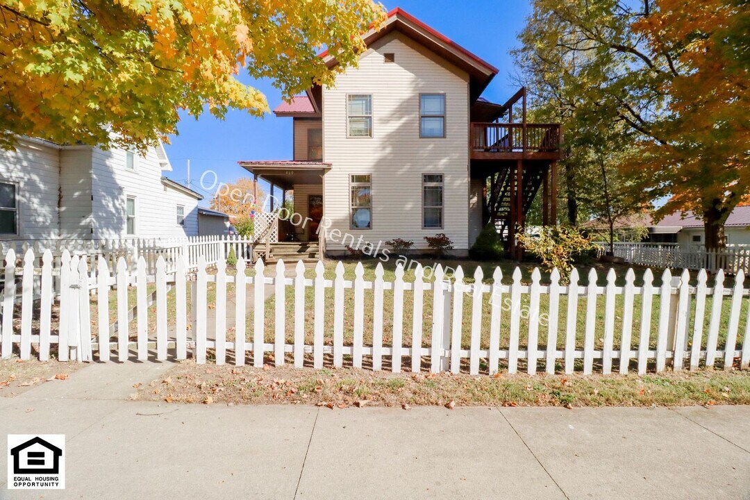 460 S Elm St-Unit -460 1/2 S Elm st in Waterloo, IN - Building Photo