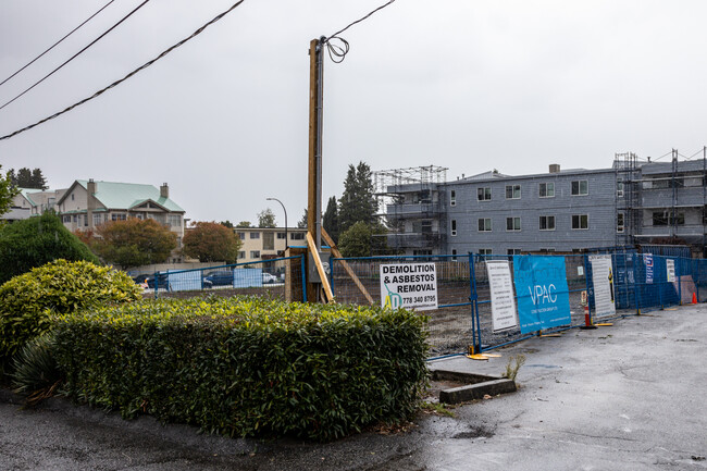 Crystal Court in North Vancouver, BC - Building Photo - Building Photo