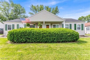 18425 Puritas Ave in Cleveland, OH - Building Photo