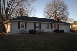 6802 N Flora Ave in Gladstone, MO - Building Photo