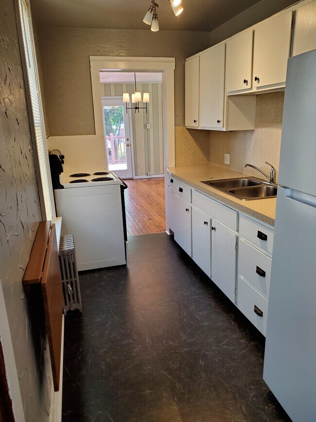 18 E Main St, Unit 2 in Macungie, PA - Foto de edificio - Building Photo