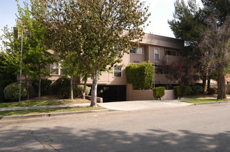 Tri Tiara Apartments in Van Nuys, CA - Building Photo - Building Photo