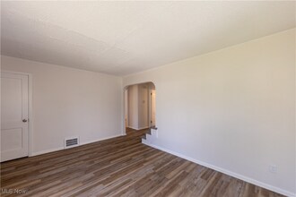 21304 Watson Rd in Maple Heights, OH - Building Photo - Building Photo