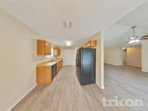 13923 Flairwood St in San Antonio, TX - Foto de edificio - Building Photo