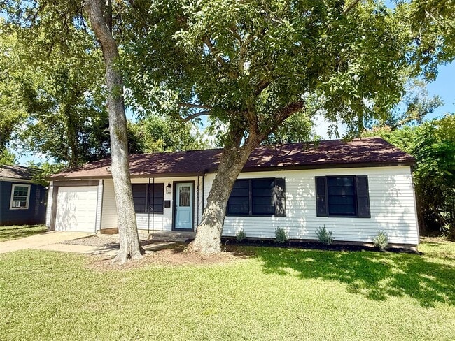 209 Laurel St in Lake Jackson, TX - Building Photo - Building Photo