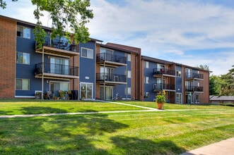 Country Club Village Apartments in West Des Moines, IA - Building Photo - Building Photo
