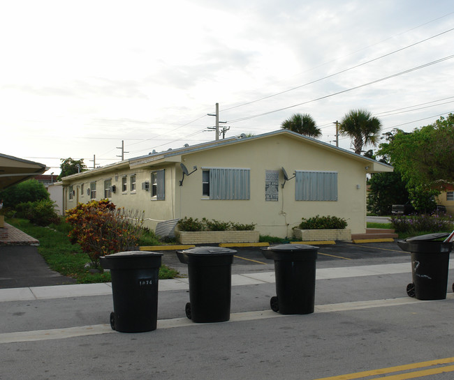 1891 NE 161st St in Miami, FL - Foto de edificio - Building Photo