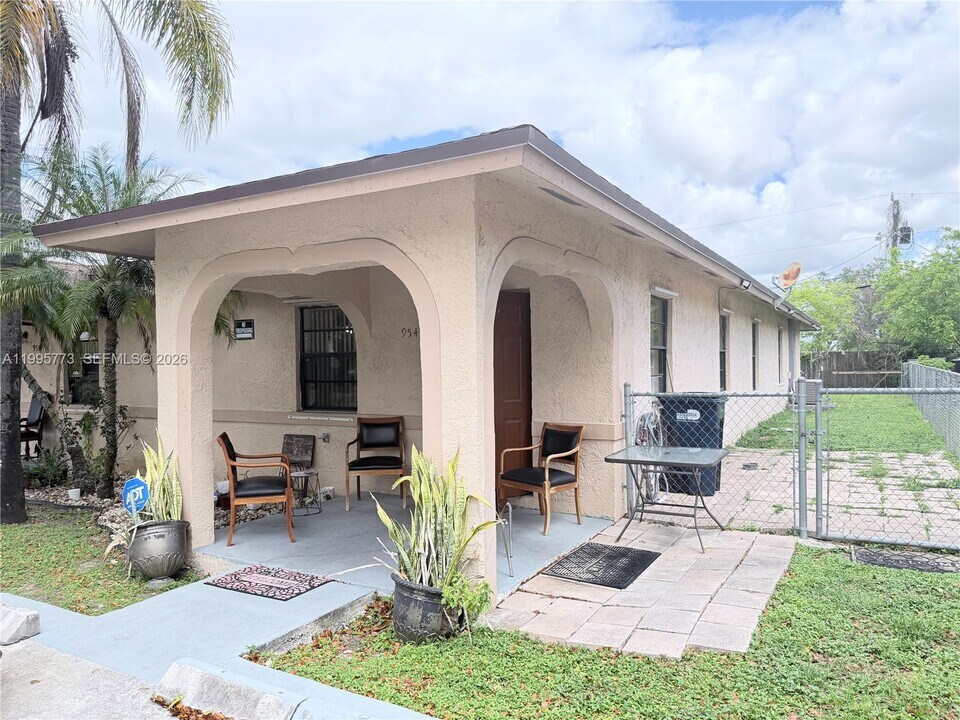 954 NW 14th St in Homestead, FL - Building Photo