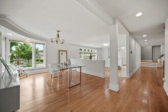 9157 S Avers Ave in Evergreen Park, IL - Foto de edificio - Building Photo