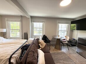 14 Derne St, Unit 302 in Boston, MA - Foto de edificio - Building Photo