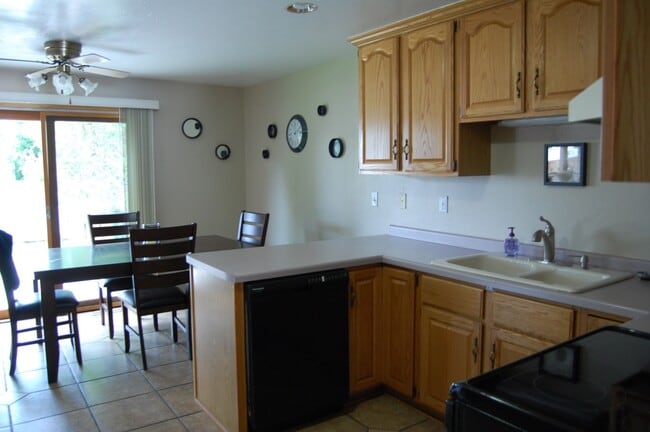 3830 E River Dr in Green Bay, WI - Foto de edificio - Building Photo