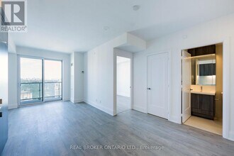 101 Erskine Ave in Toronto, ON - Building Photo - Building Photo