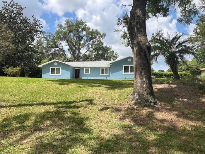 11560 Camp Dr in Dunnellon, FL - Foto de edificio