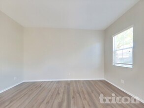34629 Foxberry Rd, Unit 106-2000 in Winchester, CA - Foto de edificio - Building Photo