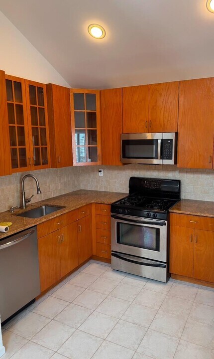 535 Minnieford Ave-Unit -2nd floor in Bronx, NY - Building Photo