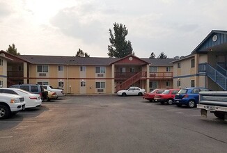 Brentwood Village Apartments in Medford, OR - Foto de edificio - Building Photo