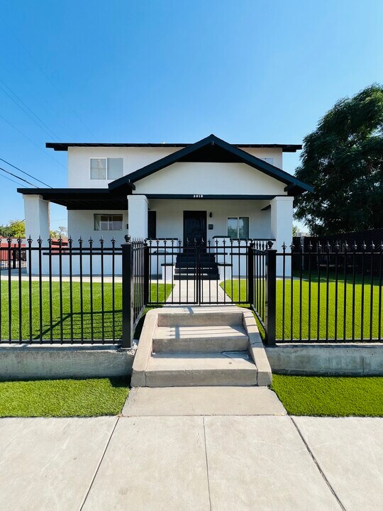 2618 E Illinois Ave in Fresno, CA - Building Photo