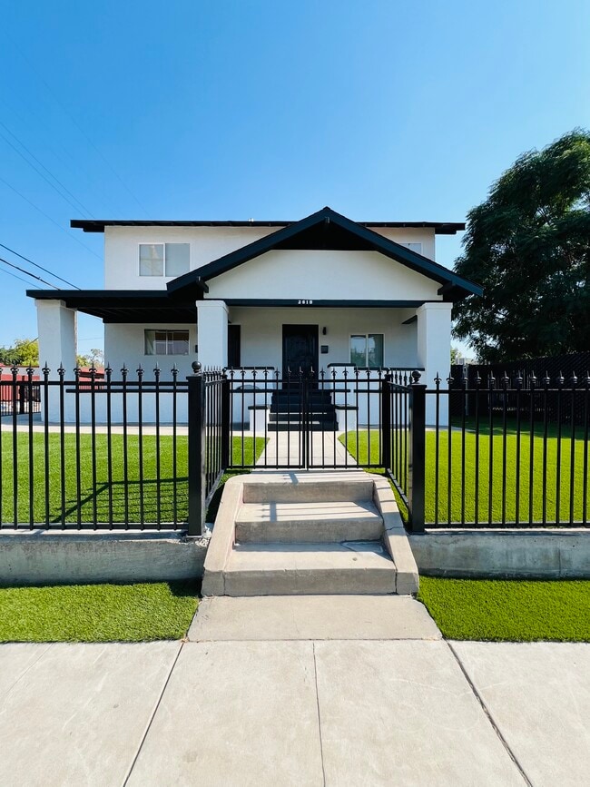 property at 2618 E Illinois Ave