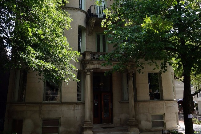325 W Wisconsin St, Unit 2W in Chicago, IL - Building Photo