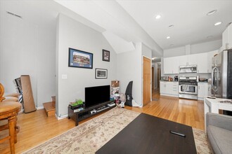 2215 W Medill Ave in Chicago, IL - Foto de edificio - Building Photo