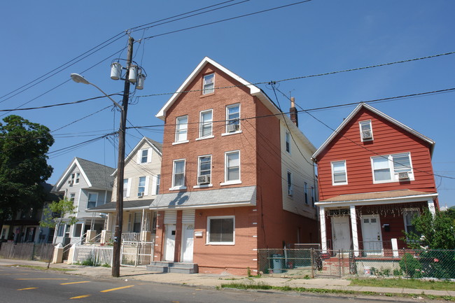 661 State St in Perth Amboy, NJ - Foto de edificio - Building Photo