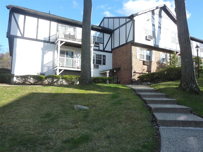 133 B Parkside Dr in Suffern, NY - Foto de edificio - Building Photo