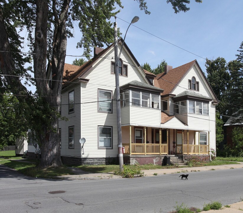 62 Spring St in Gloversville, NY - Foto de edificio