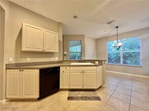 7844 Clemson St in Naples, FL - Foto de edificio - Building Photo