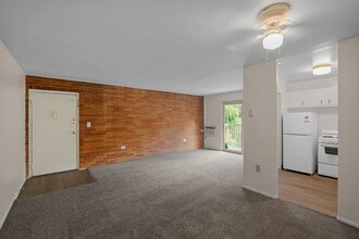 Parkview Estates in Brooklyn, OH - Foto de edificio - Interior Photo