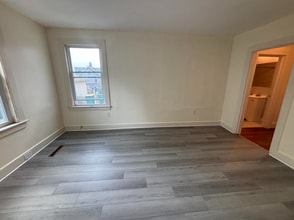 22 Scott St, Unit 1 in Woburn, MA - Foto de edificio - Building Photo