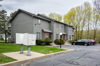 Pond View Condominiums in Cranston, RI - Foto de edificio - Building Photo