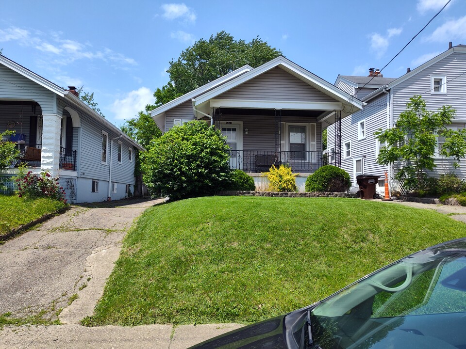 5423 Rolston Ave in Cincinnati, OH - Foto de edificio