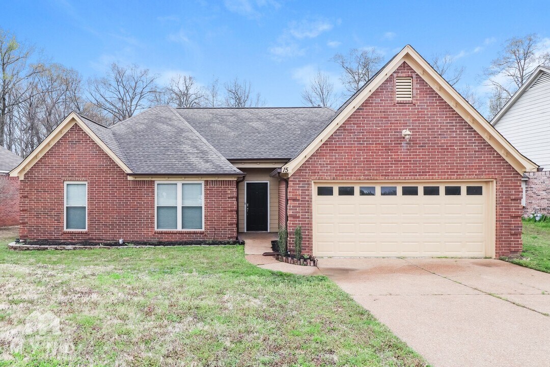 15 Rolling Oaks Dr in Oakland, TN - Building Photo