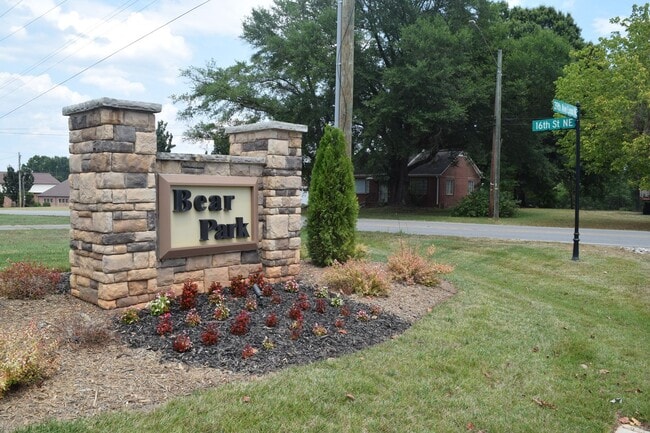 1529 39th Ave Lp NE in Hickory, NC - Foto de edificio - Building Photo