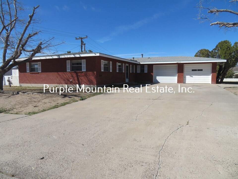 2200 Thomas Dr in Las Cruces, NM - Building Photo