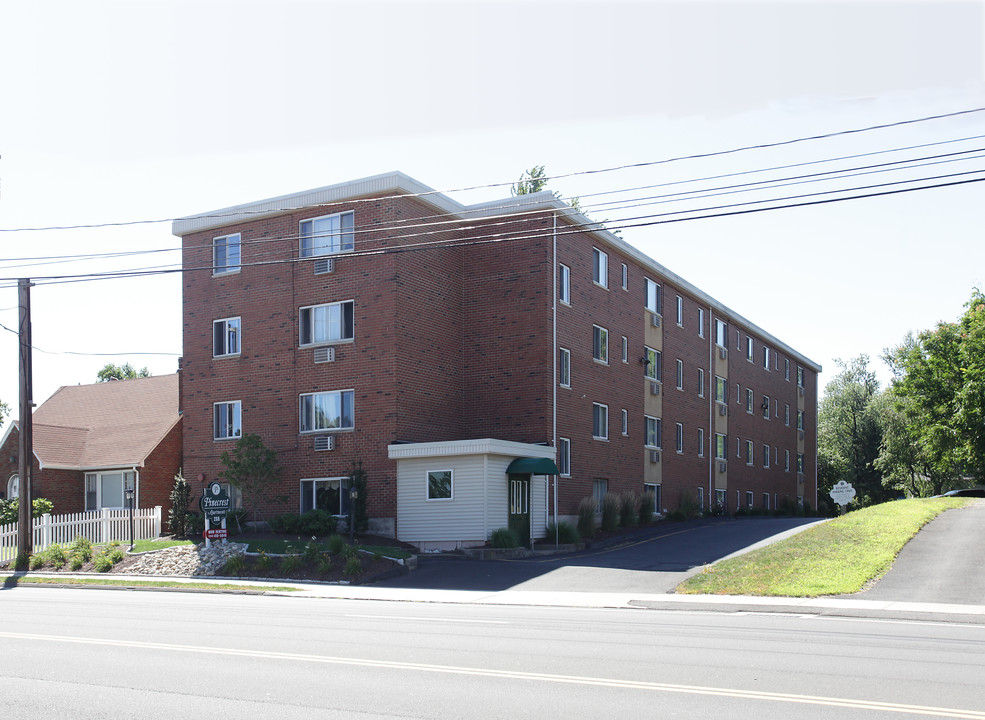 Pinecrest in Bristol, CT - Foto de edificio