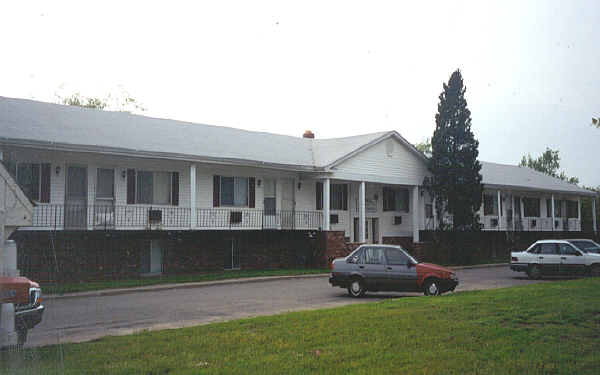 Heritage & Crestwood Apartments in Walled Lake, MI - Building Photo - Building Photo