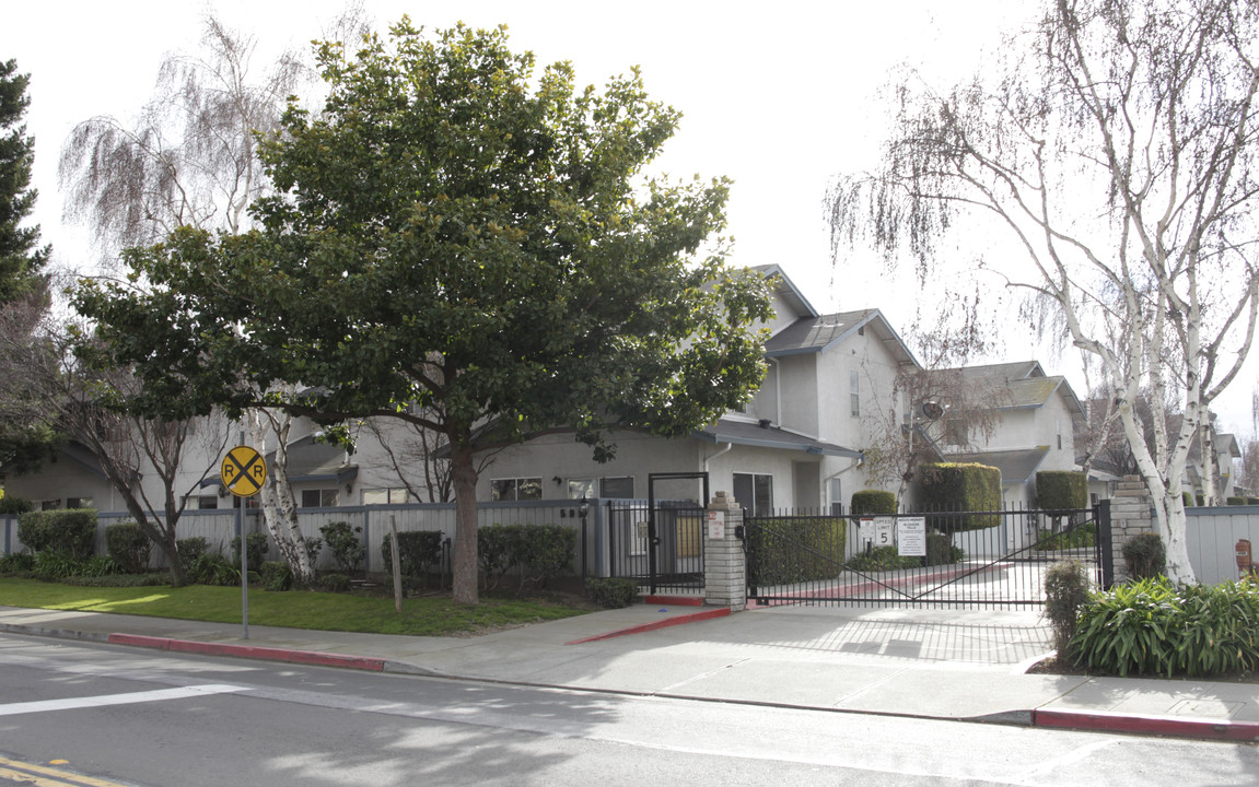 595 Blossom Way in Hayward, CA - Building Photo