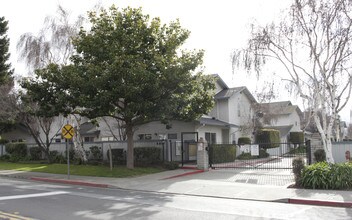 595 Blossom Way in Hayward, CA - Building Photo - Building Photo