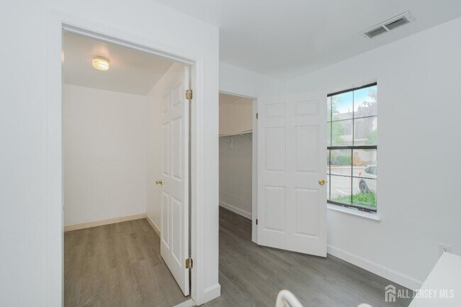 402 Hidden Village Dr in Perth Amboy, NJ - Building Photo - Building Photo