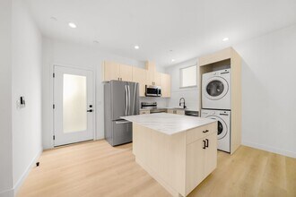 E Street in San Diego, CA - Building Photo - Interior Photo