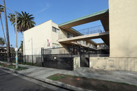 1650 S Gramercy Pl in Los Angeles, CA - Foto de edificio - Building Photo