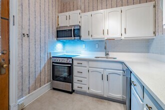 904 W Market St in Greensboro, NC - Building Photo - Building Photo