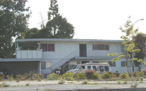 8001 Bancroft Ave in Oakland, CA - Building Photo - Building Photo