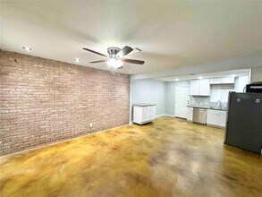 1906 Fairlawn Ln in Austin, TX - Building Photo - Building Photo