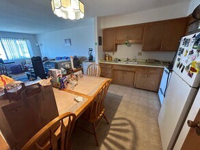 10253 W Cleveland Ave in West Allis, WI - Foto de edificio - Interior Photo