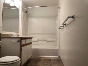 Beavercreek Meadows Apartments in Troutdale, OR - Foto de edificio - Building Photo