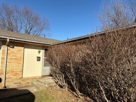 3335 E Sunset St in Springfield, MO - Building Photo