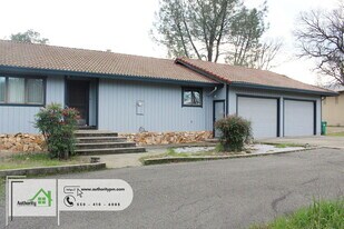 10560 Old Oregon Trl in Redding, CA - Building Photo